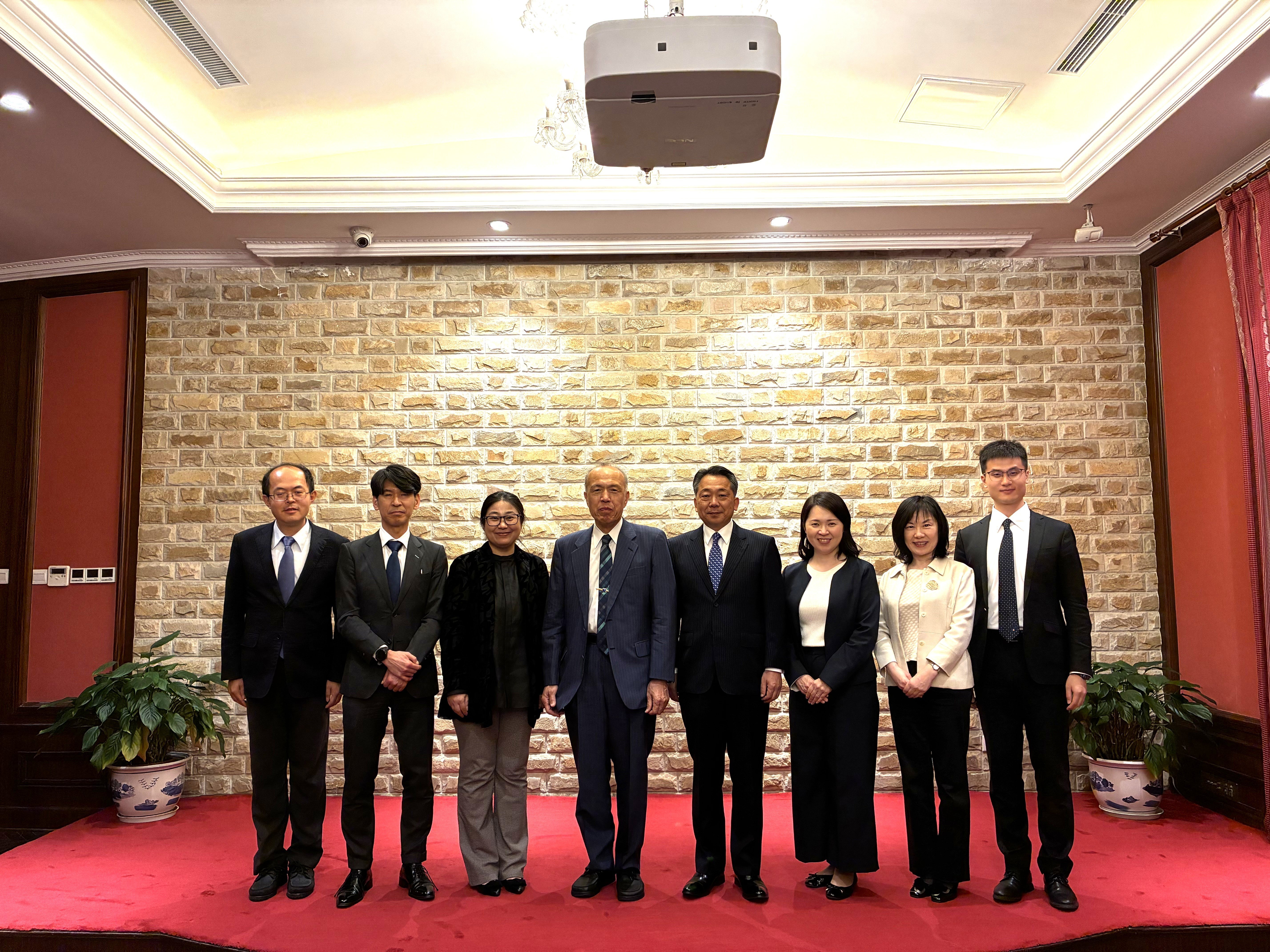 中日友好協会を訪問 <br>（左から：王磊政治交流部長、打田部長、張孝萍副秘書長、吉田理事長、袁副会長、小林課長、香取職員、曽広明政治交流部職員）