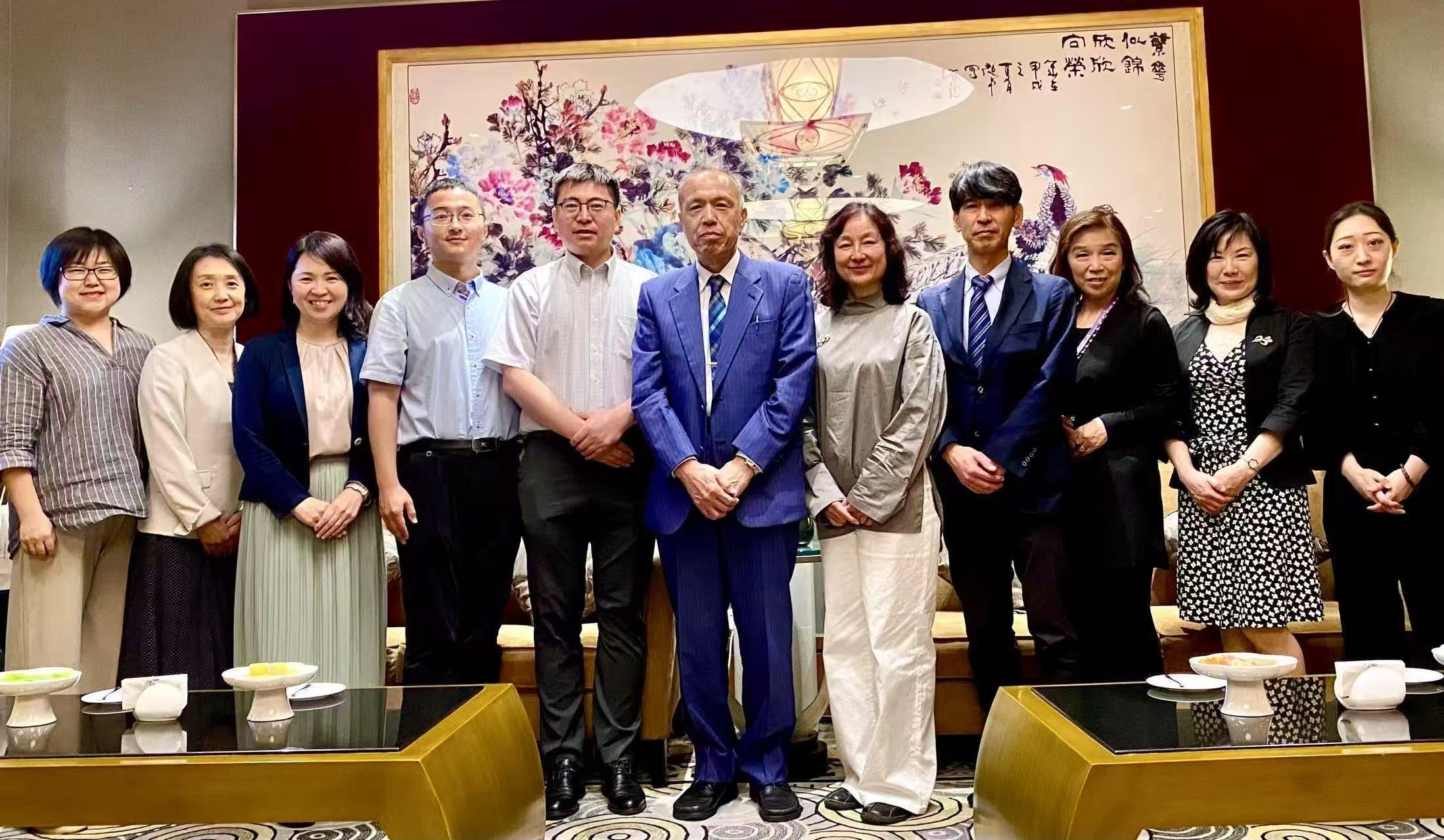 JDS帰国生との懇親会 <br>（左から：郭曉麗北京代表処スタッフ、柏木職員、小林課長、李韓澤帰国生、孟華川帰国生、吉田理事長、馬淑萍帰国生、打田部長、大岡夕伽子元職員、香取職員、勾若婭北京代表処スタッフ）