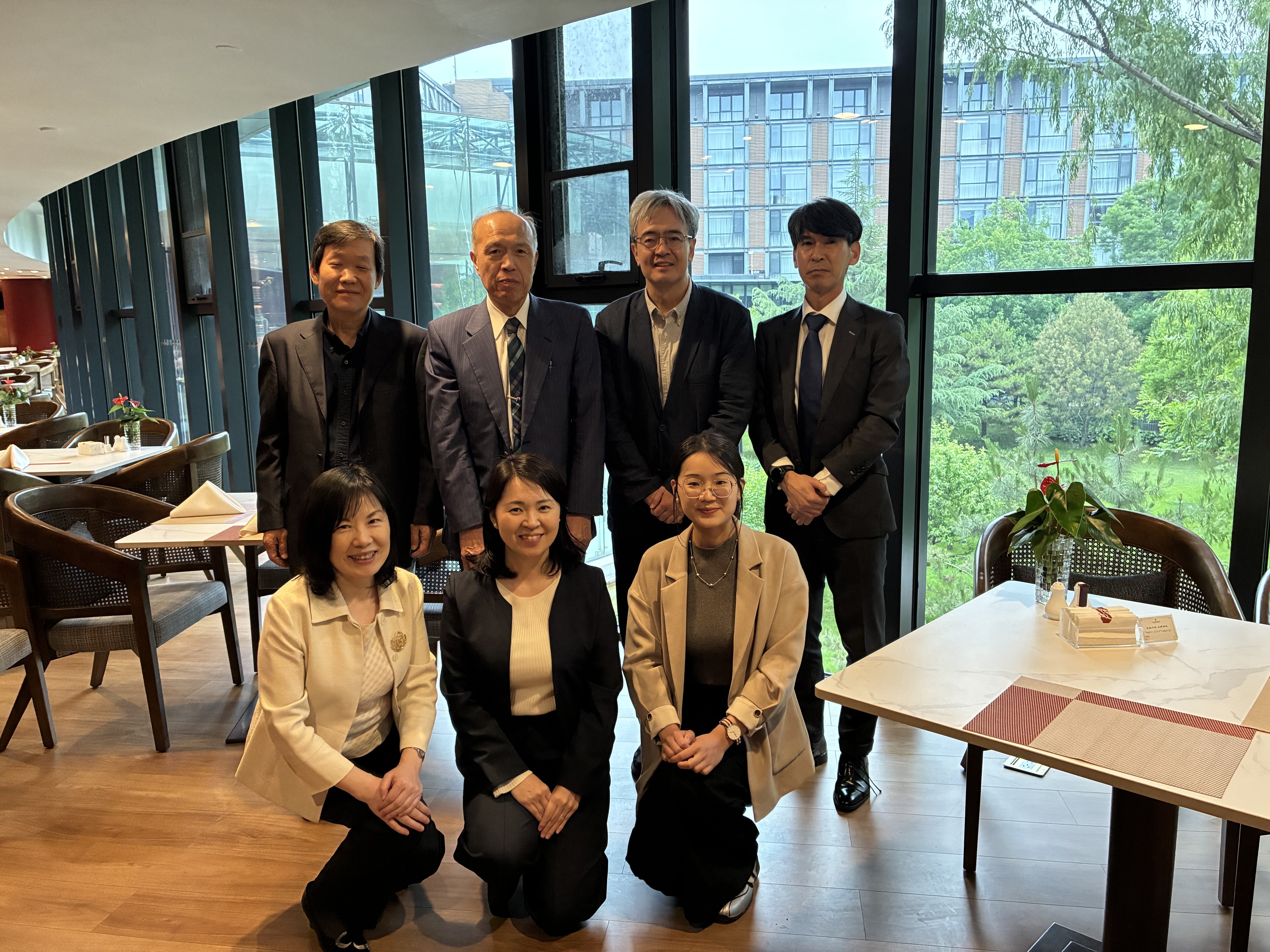 北京大学政府管理学院訪問 <br>（後列左から：栢梁澤(元)中国人事科学研究院首席専門家、吉田理事長、白教授、打田部長、前列左から：香取職員、小林課長、劉夢遠博士課程学生）