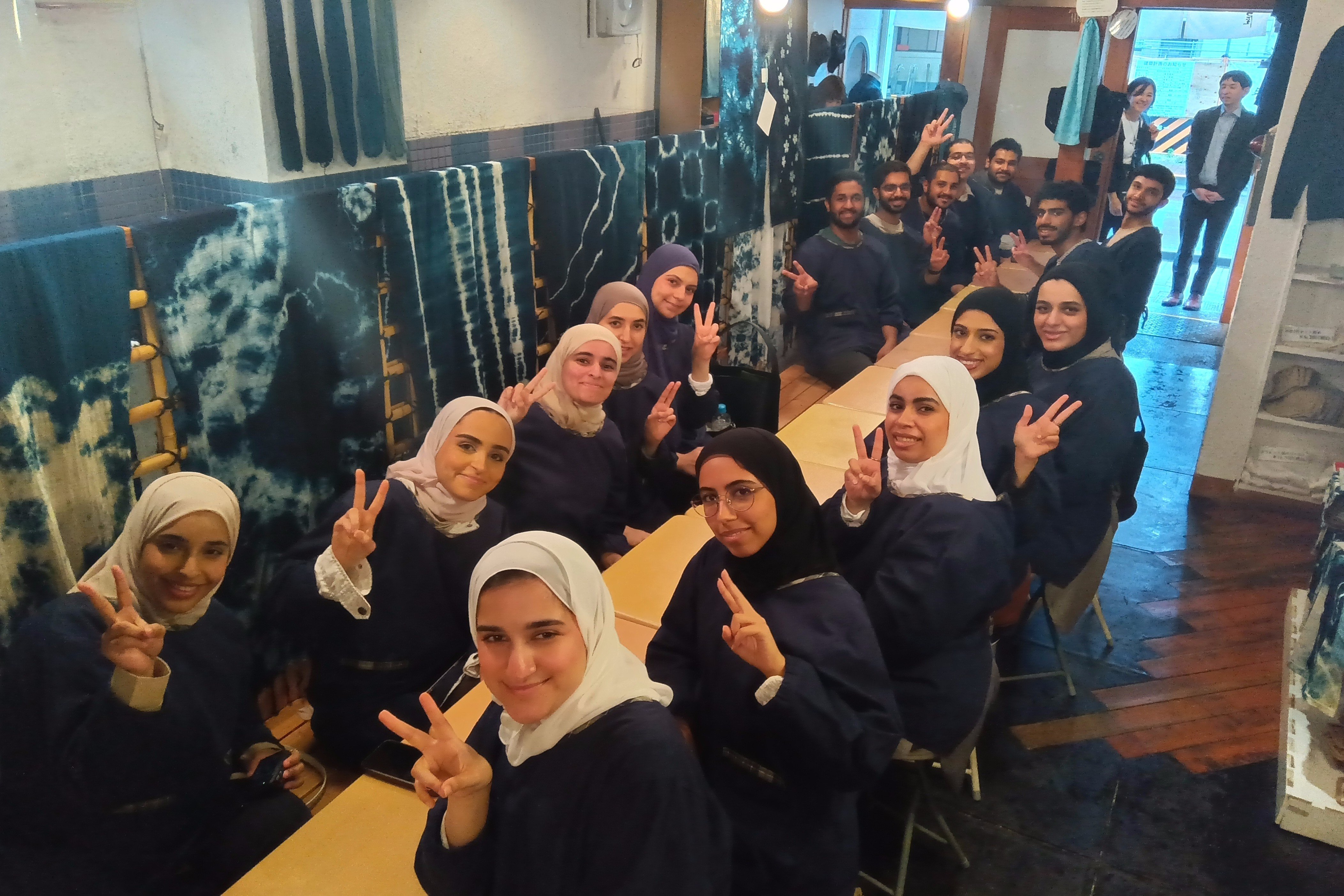 ６/3浅草での藍染体験の様子