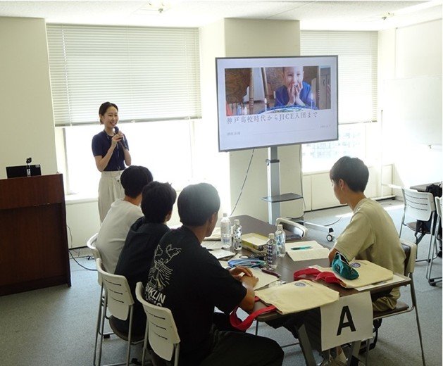 神戸高校の先輩である津田職員の講話に耳を傾ける生徒の皆さん