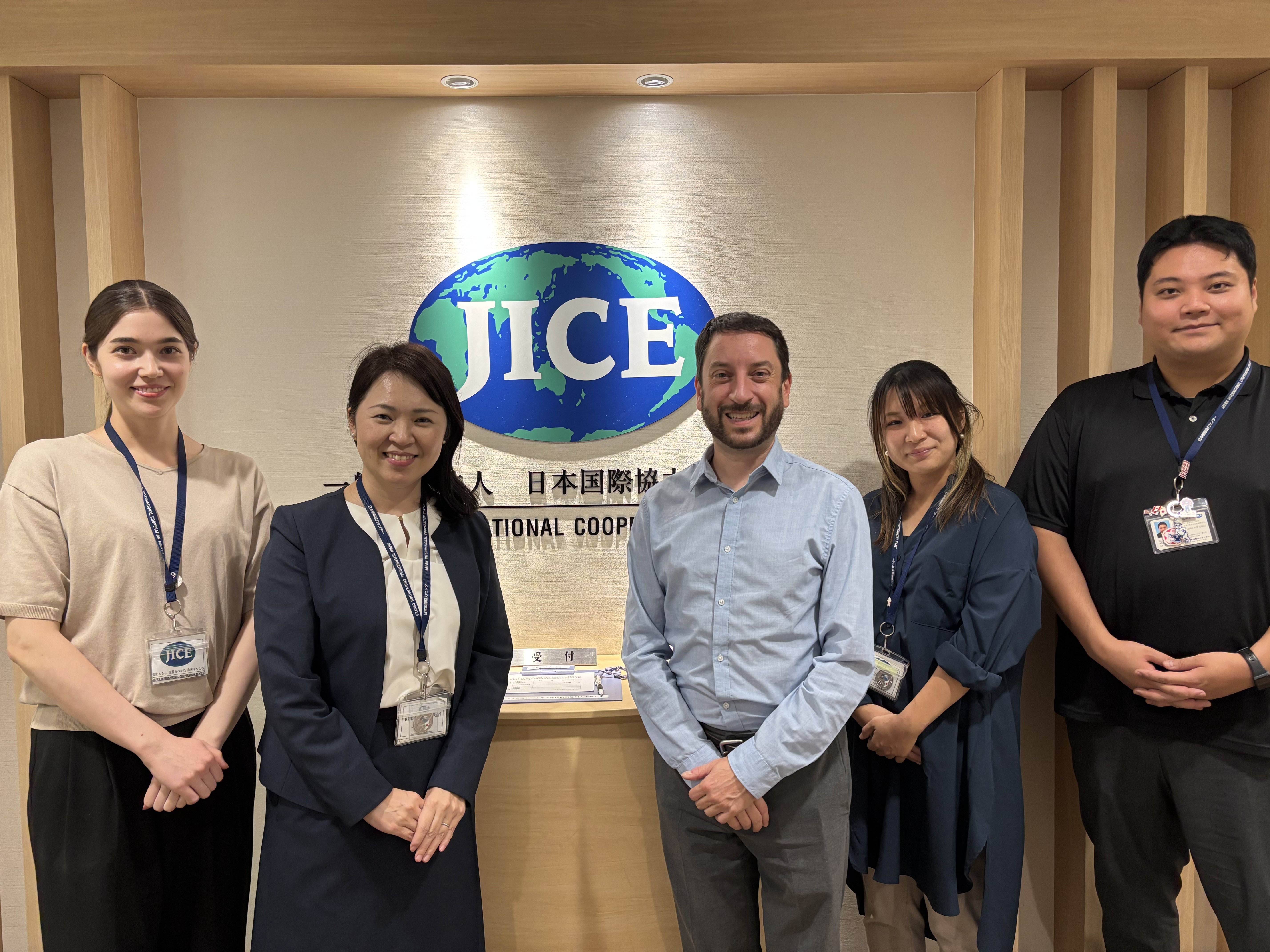 国際交流部カケハシチームとの集合写真