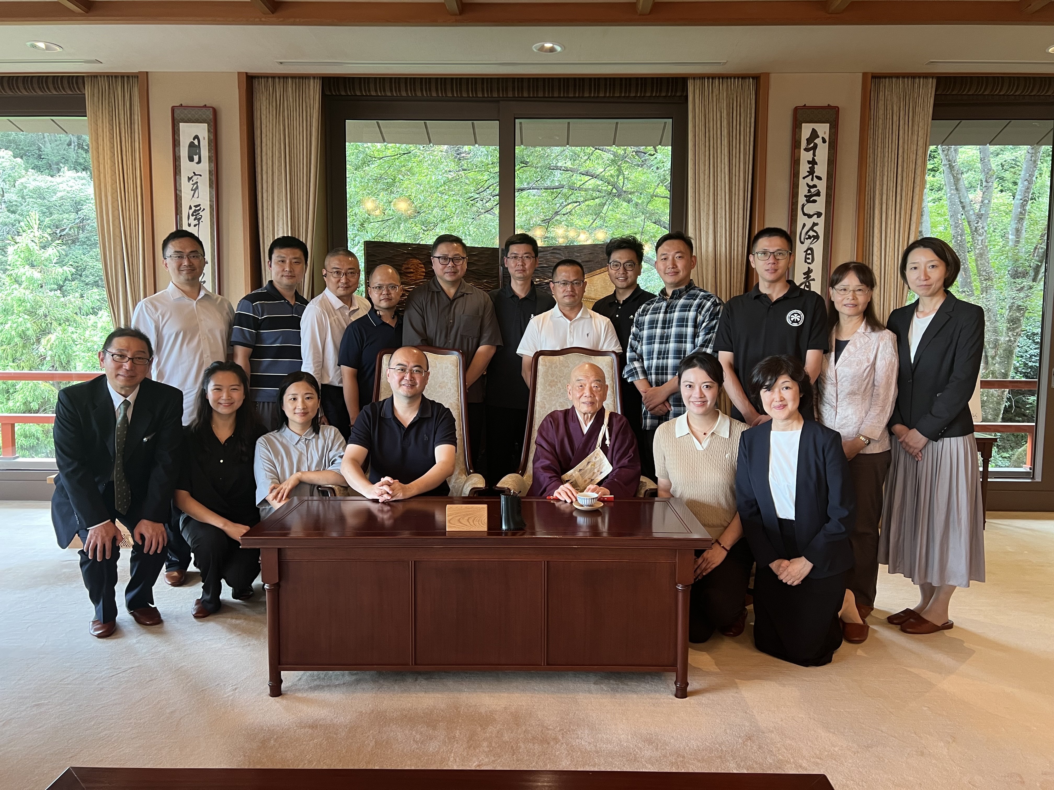 京都・清水寺　森清範貫主（前列中央右）表敬