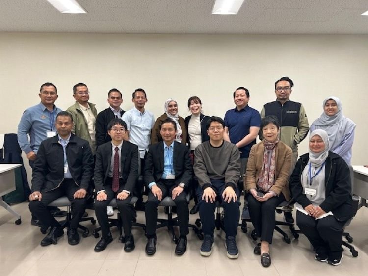 修了式の様子（左から3番目が団長、4番目が東京大学の中島講師）