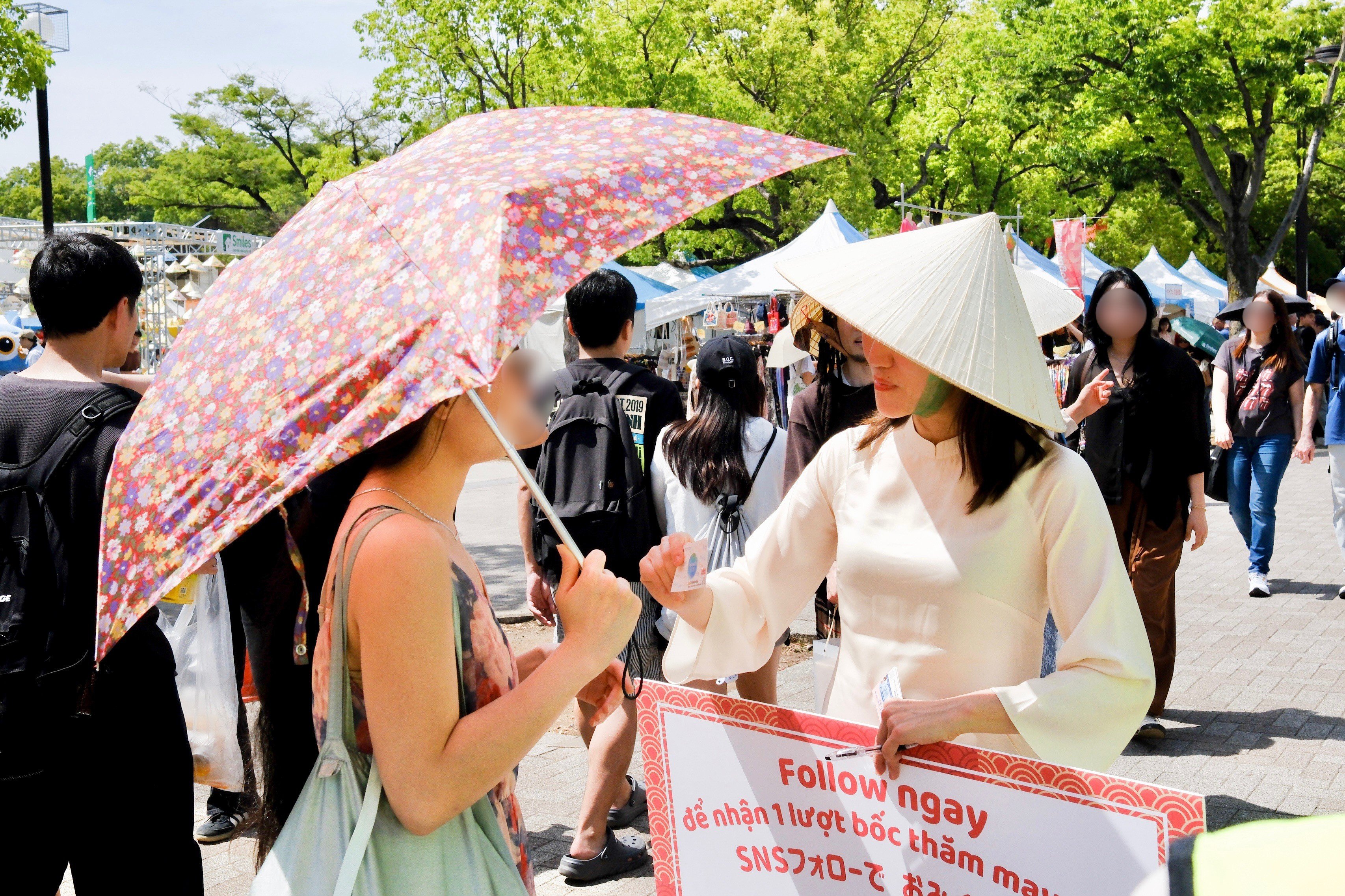 JICEベトナム人スタッフと来場者（Khach tham quan và nhân viên Jice là người Việt Nam  ）