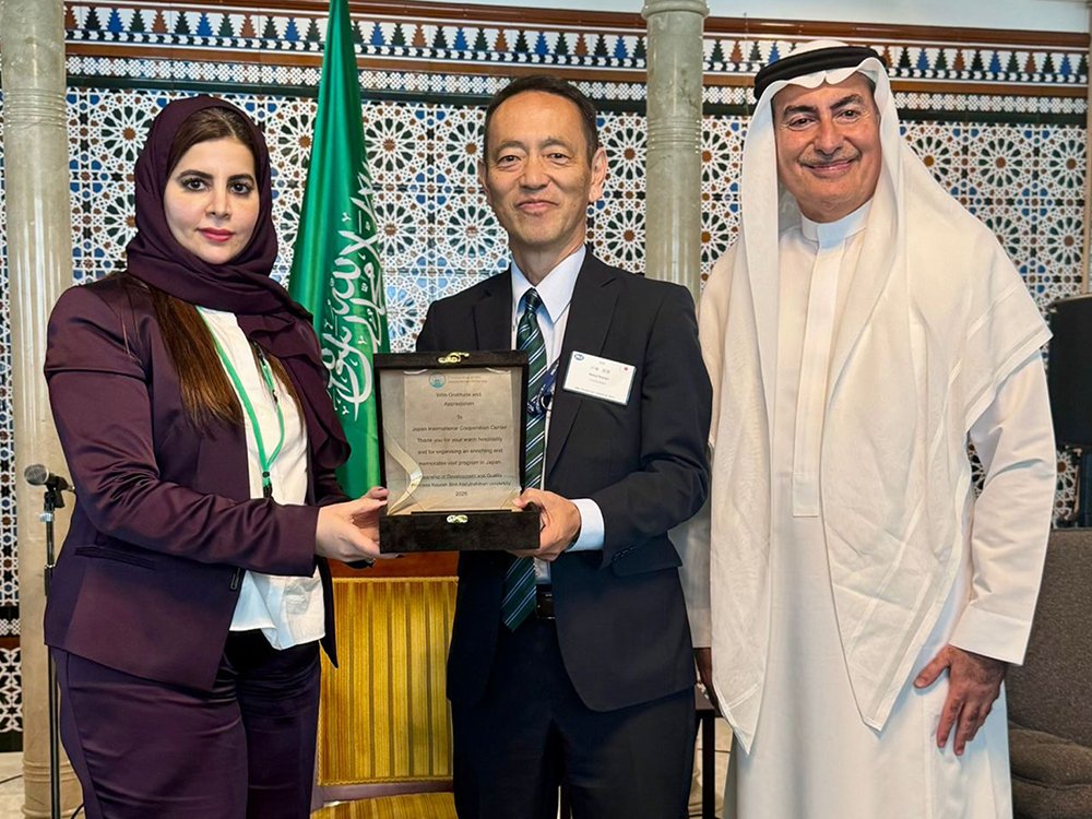 Presentation of commemorative gifts at the reception (Left: Dr. Alshehri, Head of the PNU delegation; Center: Mr. Totsuka, JICE Executive Director  Right: H.E. Mr. Binzagr, Ambassador of the Kingdom of Saudi Arabia to Japan)